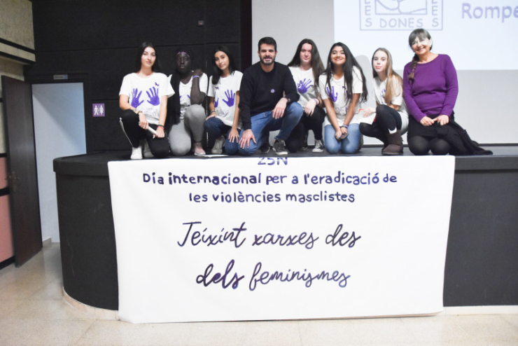 Acte 25N - Les alumnes i la professora del PTT amb l'alcalde Oriol Lozano.