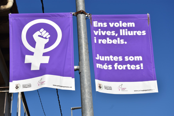 Banderoles reivindicatives a l'avda Catalunya