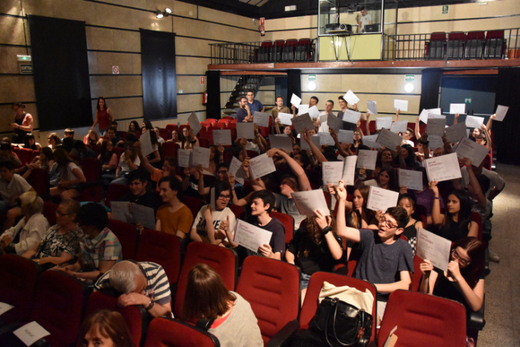 Alumnes amb els diplomes del Servei Comuntari