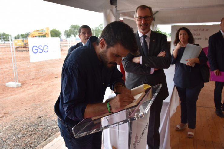 Signatura al llibre d'honor de Fedefarma