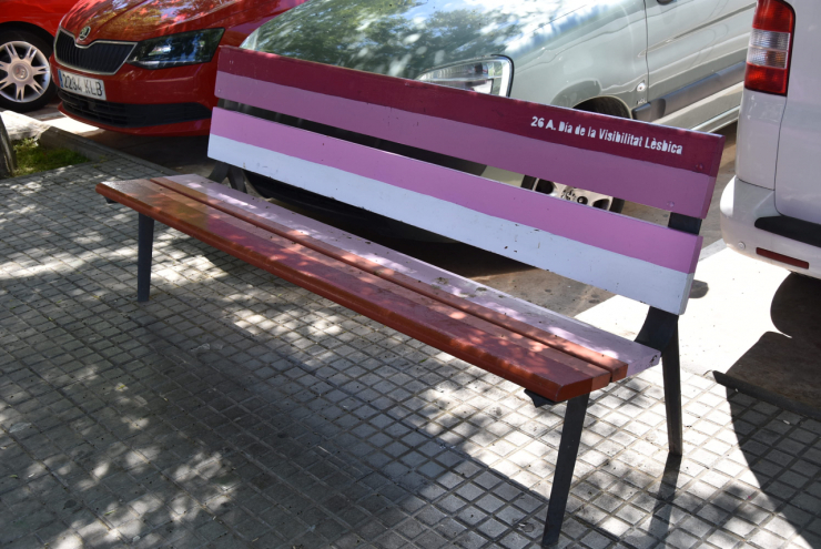Banc pintat a la plaça de ca l'Estruch.