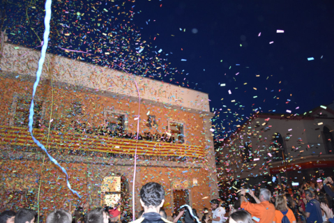 Les campiones de l'HC Palau al balcó de l'Ajuntament