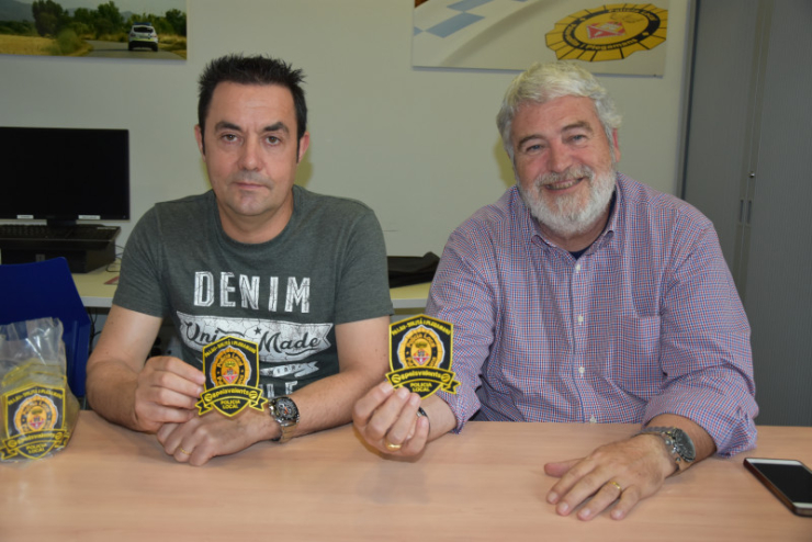 El sotsinspector Joan Gracia i el sergent Ángel Gallego Geijo presentant els escuts solidaris