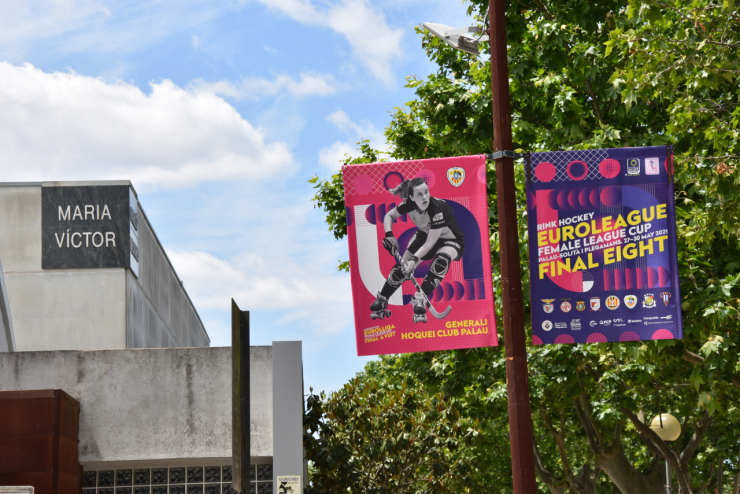 Cartells de la final a vuit penjats al costat del Pavelló