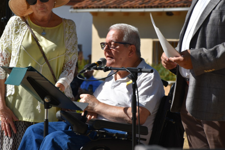 Ramon Tolosa llegint el poema