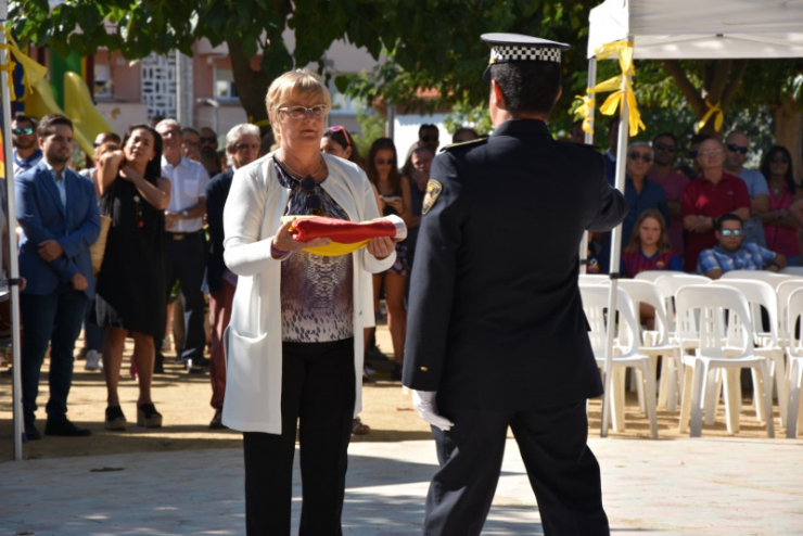 L'Alcaldessa Teresa Padrós, entregant la senyera a la Policia Local