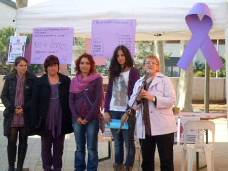 Algunes de les treballadores socials amb l'alcaldessa Teresa Padrós