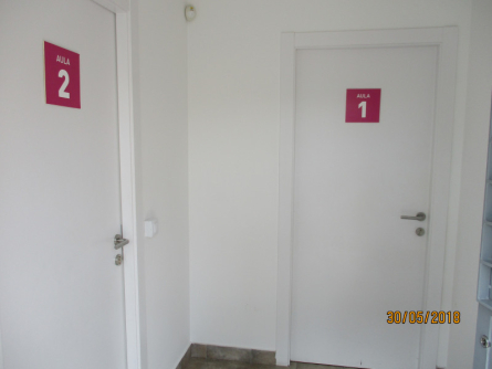 Treballs de pintura a l'escola d'adults vestibul