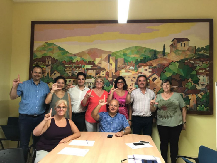 L'Alcaldessa i l'equip de govern fan un gest per l'ELA.