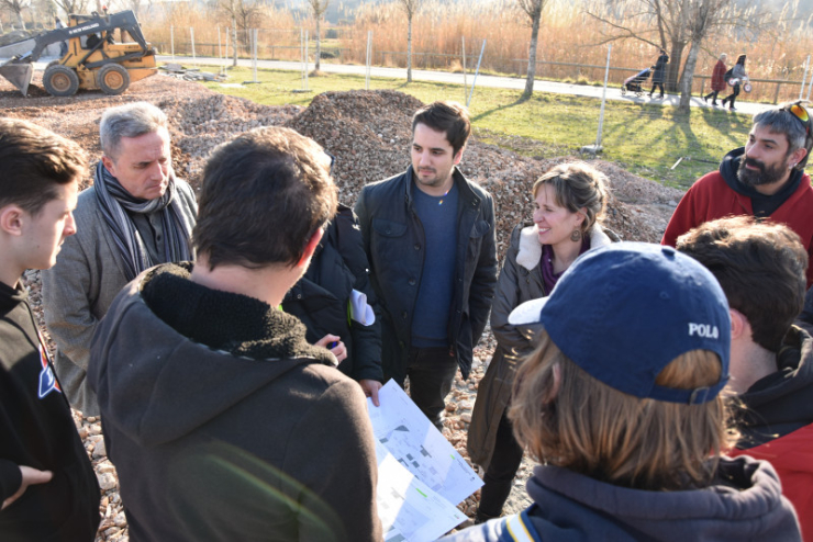 Els regidors i els joves mirant els plànols
