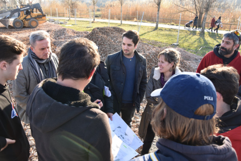 Els regidors i els joves mirant els plànols