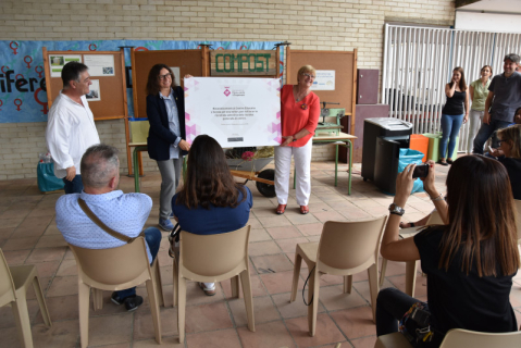 Entrega del diploma per la iniciativa de promoció del reciclatge