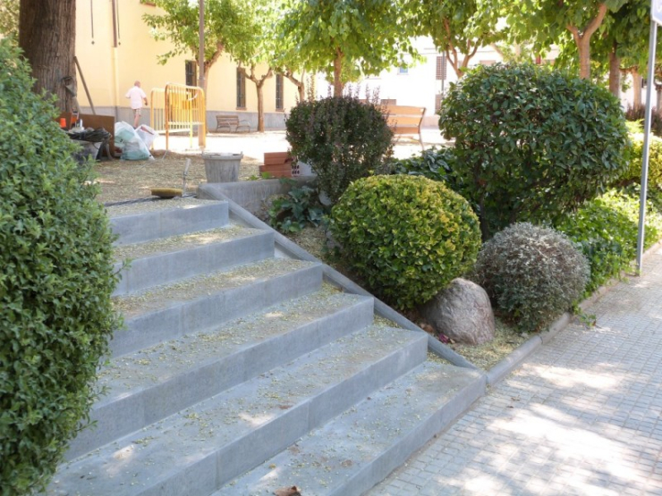 Renovació de les escales a la plaça Onze de Setembre