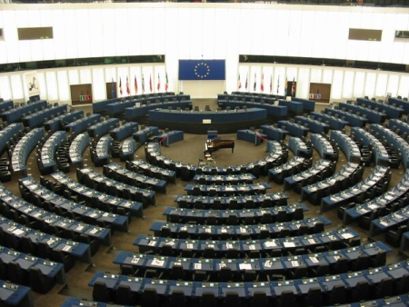 Interior de l'hemicicle del Parlament Europeu, seu d'Estrasburg. Imatge de Cédric Puisney, extreta de www.wikipedia.org.