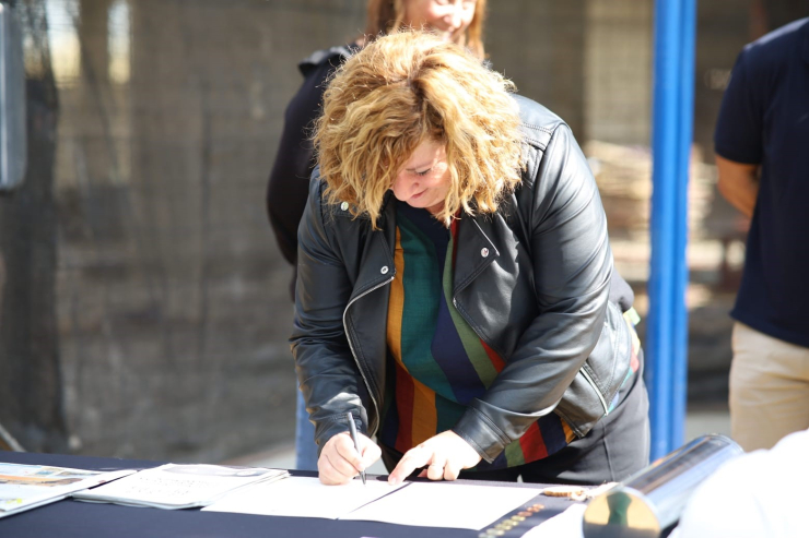 La regidora de Cultura, Eva Soler, signant l'acte de col·locació de la primera pedra
