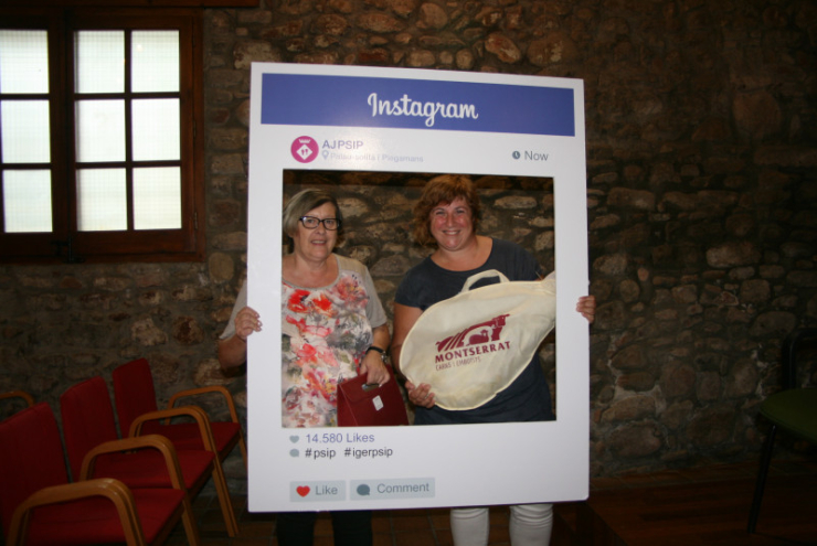 Eva Soler amb la regidora de Festes, Carme Sanz