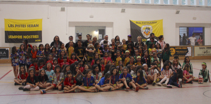 Foto de grup dels equips participants a la competició d'hoquei
