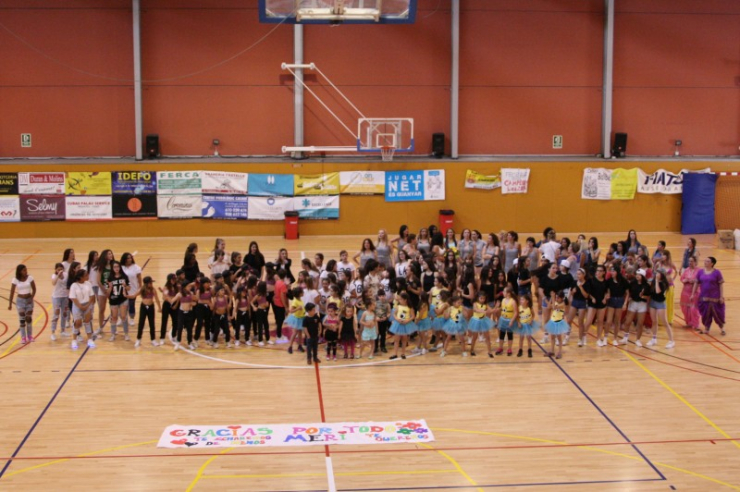 Bona part dels i les participants en el Festival de Cloenda de les Activitats Esportives Municipals.