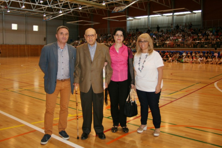 Francisco Pacheco, amb 94 anys, és el més veterà de les Activitats Esportives. Acompanyat per la seva filla rep l'homenatge dels regidors Miquel Rovira i Carmen Cabeza.