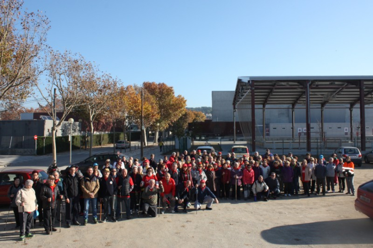 Grup de 200 persones participants a la caminada