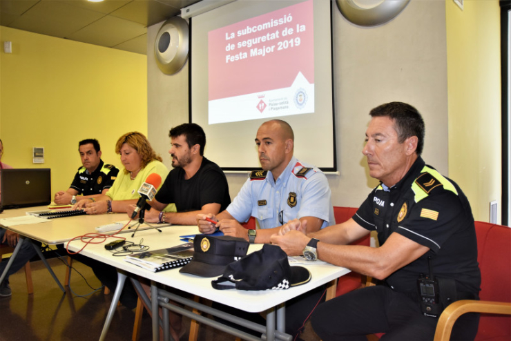 L'alcalde, Oriol Lozano, amb la regidora de Seguretat, Eva Soler, i efectius de la Policia Local i Mossos d'Esquadra