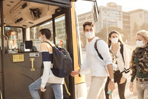Gent pujant a un autobús