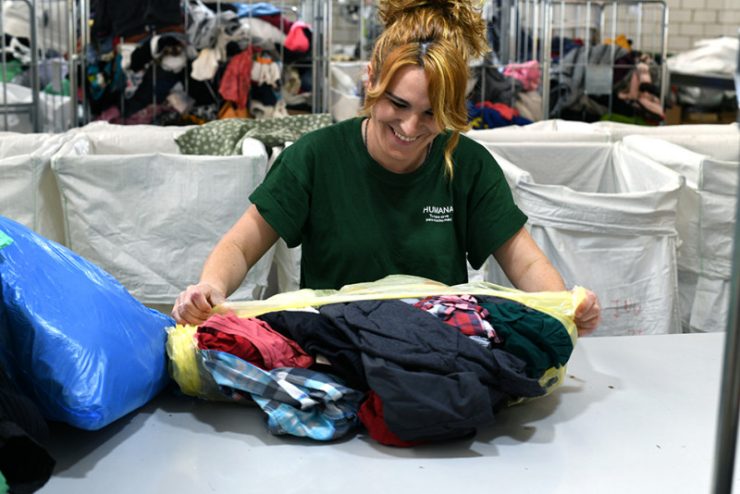 Interior de la planta de preparació per a la reutilització que tenim a l’Ametlla del Vallès, on hi destriem tota la roba recuperada.