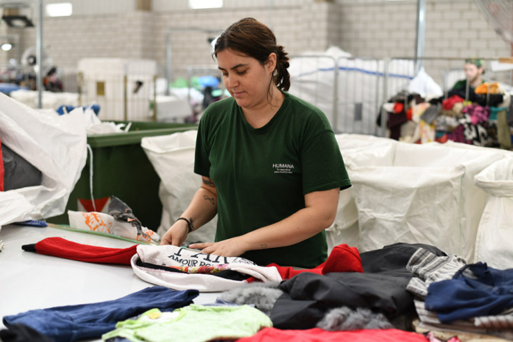 Classificació de la roba a la planta d'Humana