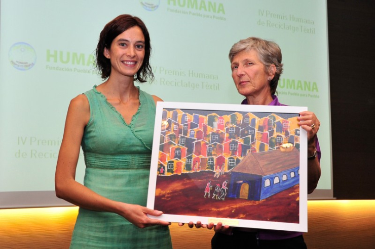 La tècnica de Medi Ambient, Esther Estadella, (esquerra) va recollir el premi en nom de l'Ajuntament