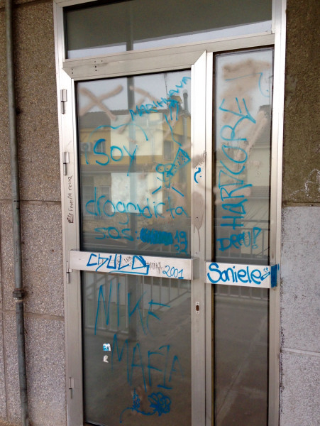 Pintades a la porta del Centre Cívic