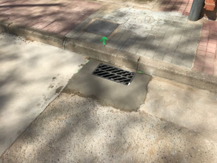 Imbornal al pati de l'escola de primària