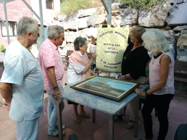 L'Amàlia Garcia lliura les donacions a l'Alcaldessa i el regidor de Cultura
