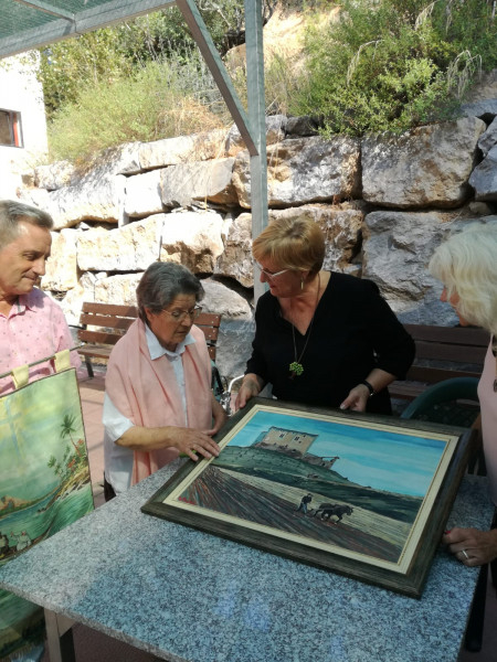 L'Amàlia Garcia lliura les donacions a l'Alcaldessa i el regidor de Cultura