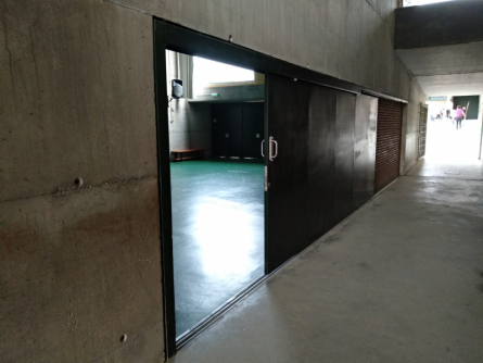 Vista definitiva de la porta d'accés al gimnàs.