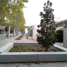 Blocs de formigo davant de l'entrada de l'escola Folch i Torres ( d'infantil )