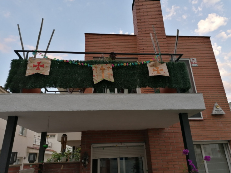 Balcons engalanats per celebrar el Mercat Medieval