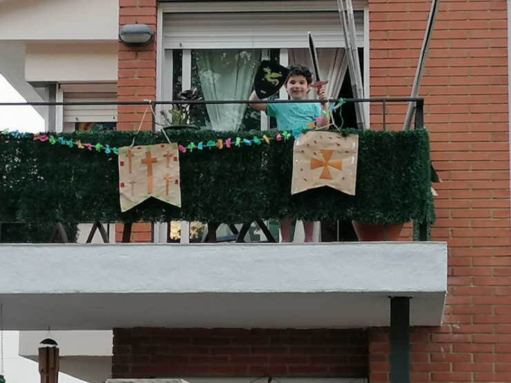 Balcons engalanats per celebrar el Mercat Medieval