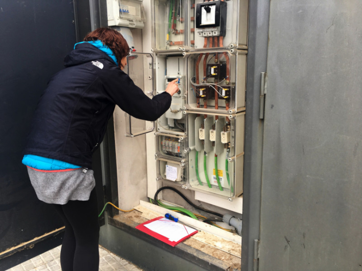 Fent la lectura de comptadors de l'Ajuntament per a la Marató d'estalvi energètic