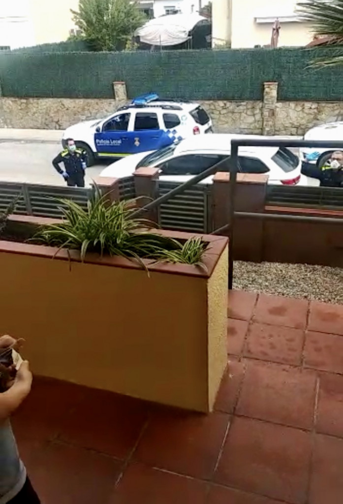 Policia Local de Palau-solità i Plegamans felicitant aniversaris.