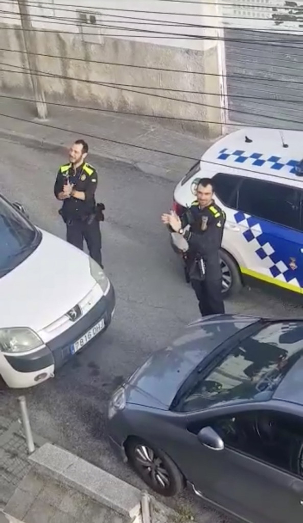 Policia Local de Palau-solità i Plegamans felicitant aniversaris.
