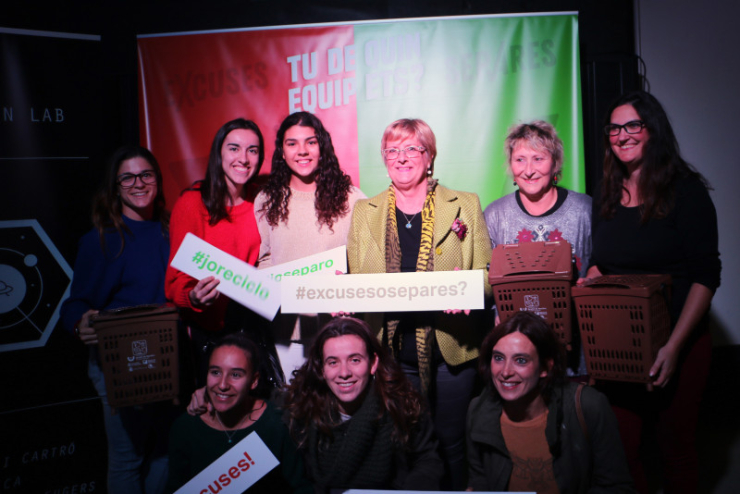 L'Alcaldessa, regidora i tècnica de l'Ajuntament amb les jugadores del HC Palau i Teia Moner durant la presentació de la campanya