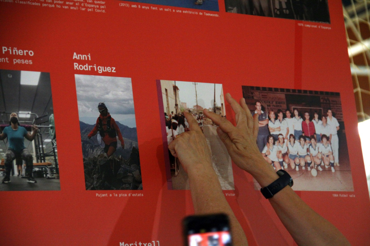 Persones assenyalant fotos de l'exposició