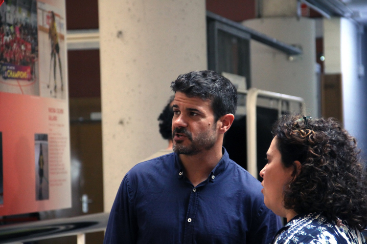 Alcalde comentant l'exposició