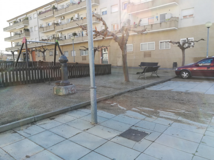Plaça Mercè Rodoreda abans de les millores de drenatge