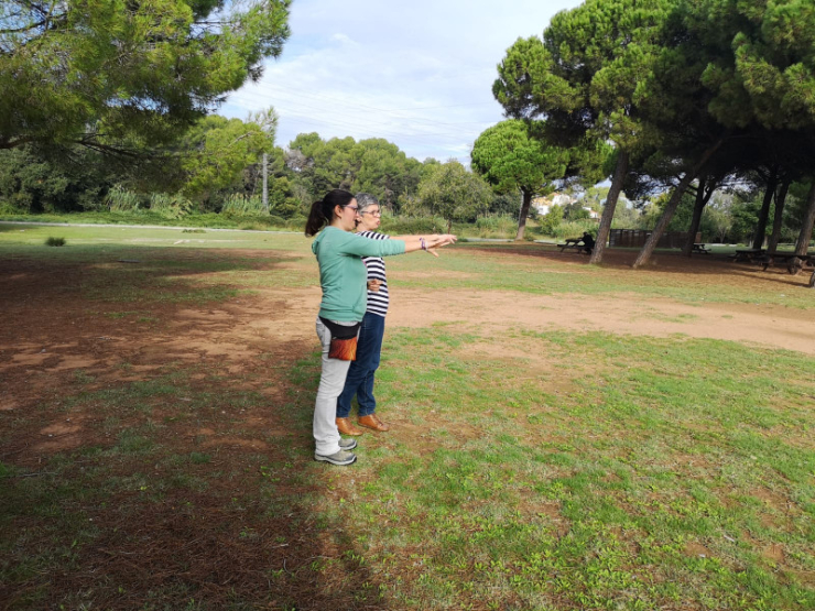 Luisa Fernández, regidora de Mediambient, i personal tècnic visitant l'àrea de l'Hostal del Fum on s'instal·laran els jocs infantils