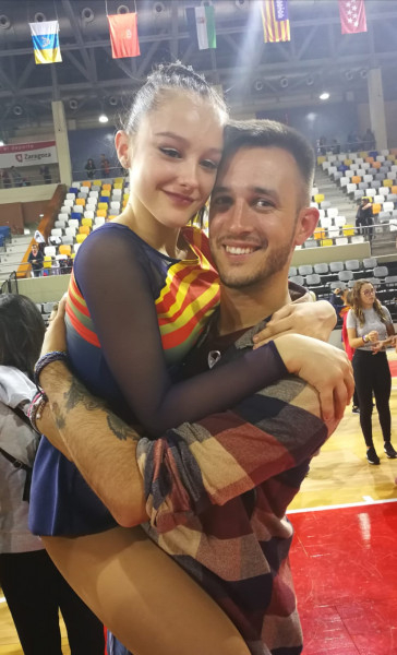 Laura amb l'entrenador del club, Carles Gasset