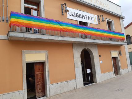 Façana de l'Ajuntament amb la bandera LGTBI+