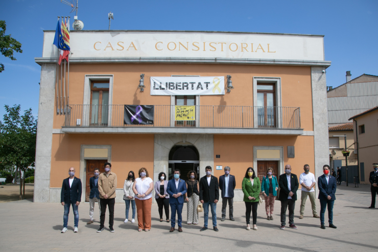 Foto de família amb el president Pere Aragonès a l'Ajuntament