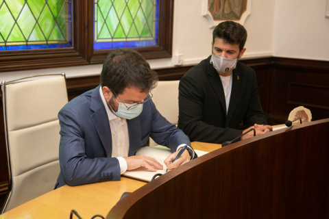 Pere Aragonès signa el llibre d'Honor de l'Ajuntament