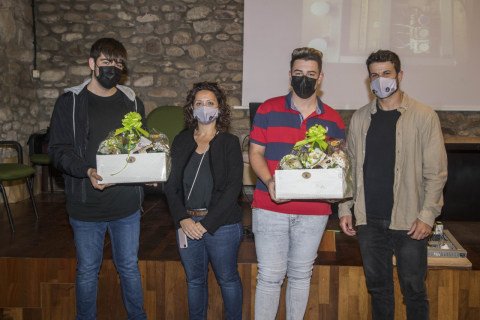 Reconeixement als dos alumnes amb l'alcalde, Oriol Lozano, i la regidora d'Ocupació i Empresa, Laura Navarro